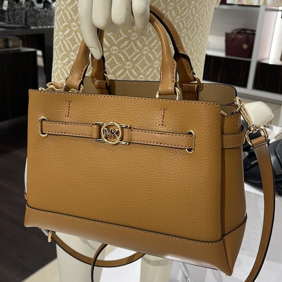 Michael Kors Reed Small Satchel Crossbody Center Zip Bag
Color: Deer
NWT - Picture 10 of 16